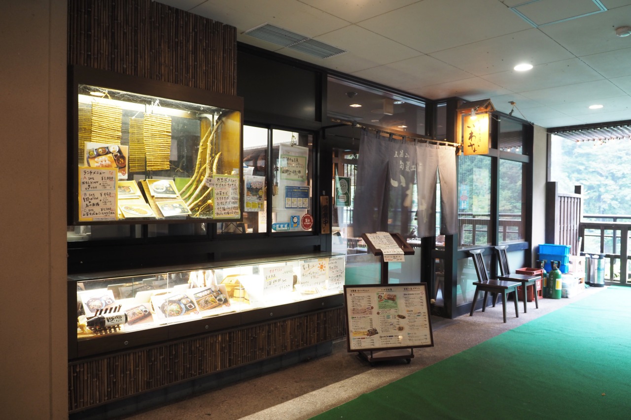 店舗となりと向かいに別室があります。