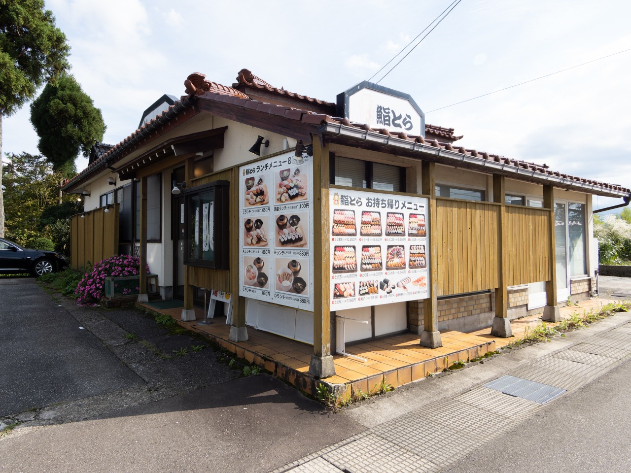 砺波と南砺を結ぶ県道沿いに佇む。