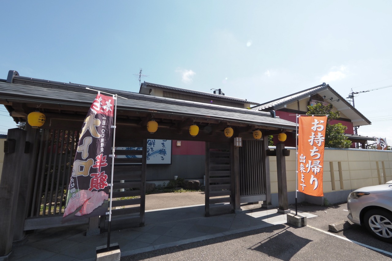 アクセス抜群の交差点角に佇む店舗です。