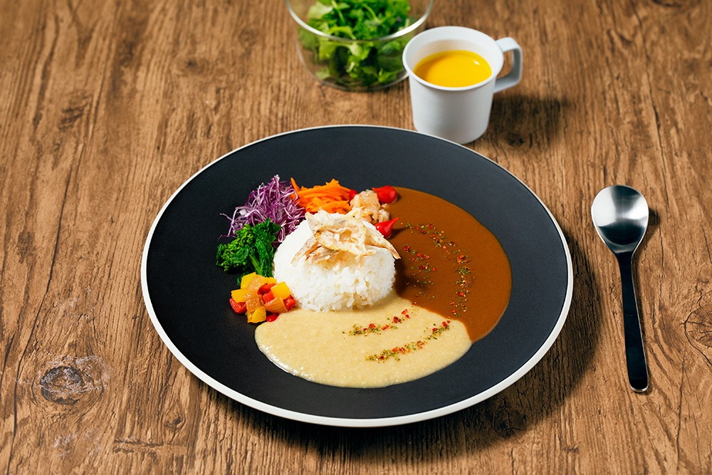白エビとスパイスのあいがけ”アクション・ペインティング”カレー