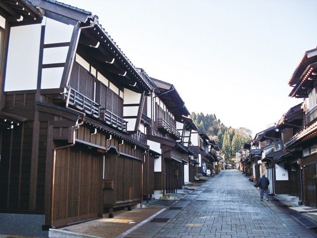 八尾のまちなみ(諏訪町本通り/坂と石垣の町並み)