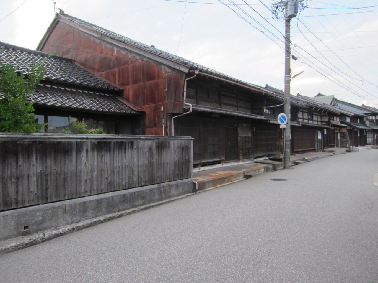 放生津往来の町並み