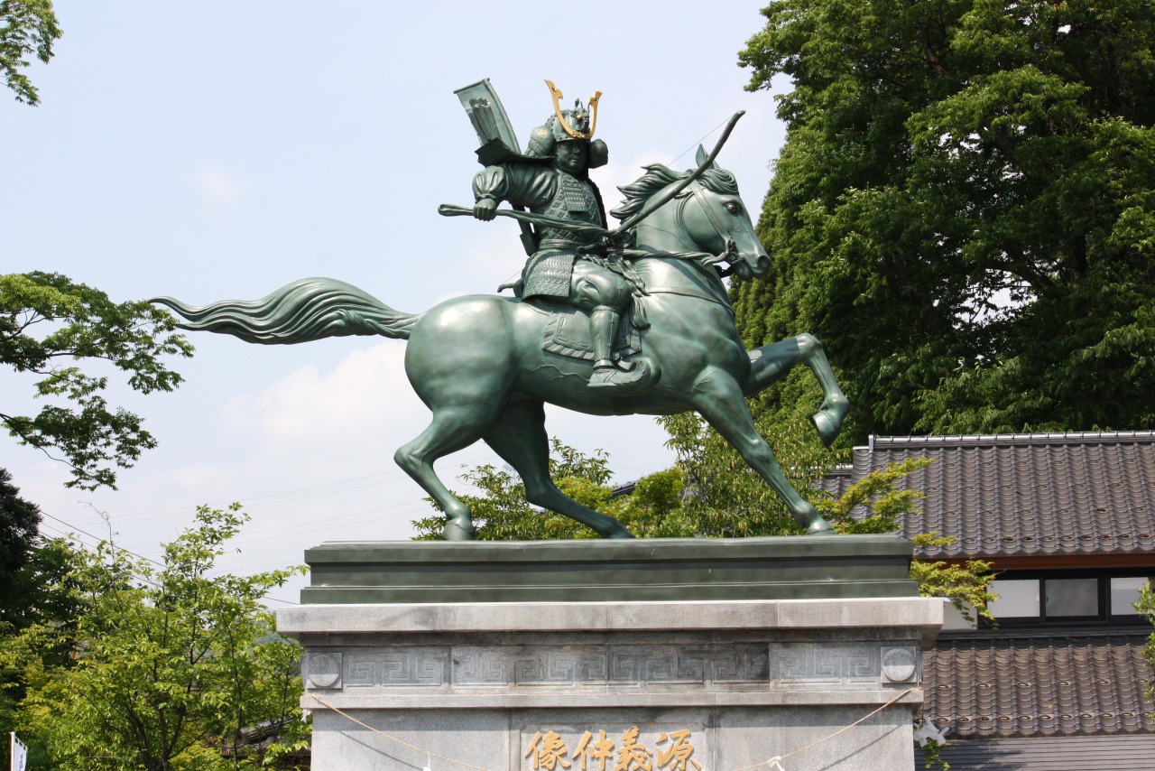源（木曾）義仲騎馬像