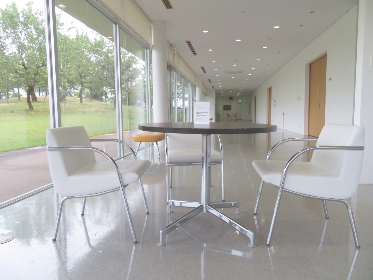 明るく開放的なオープンギャラリー