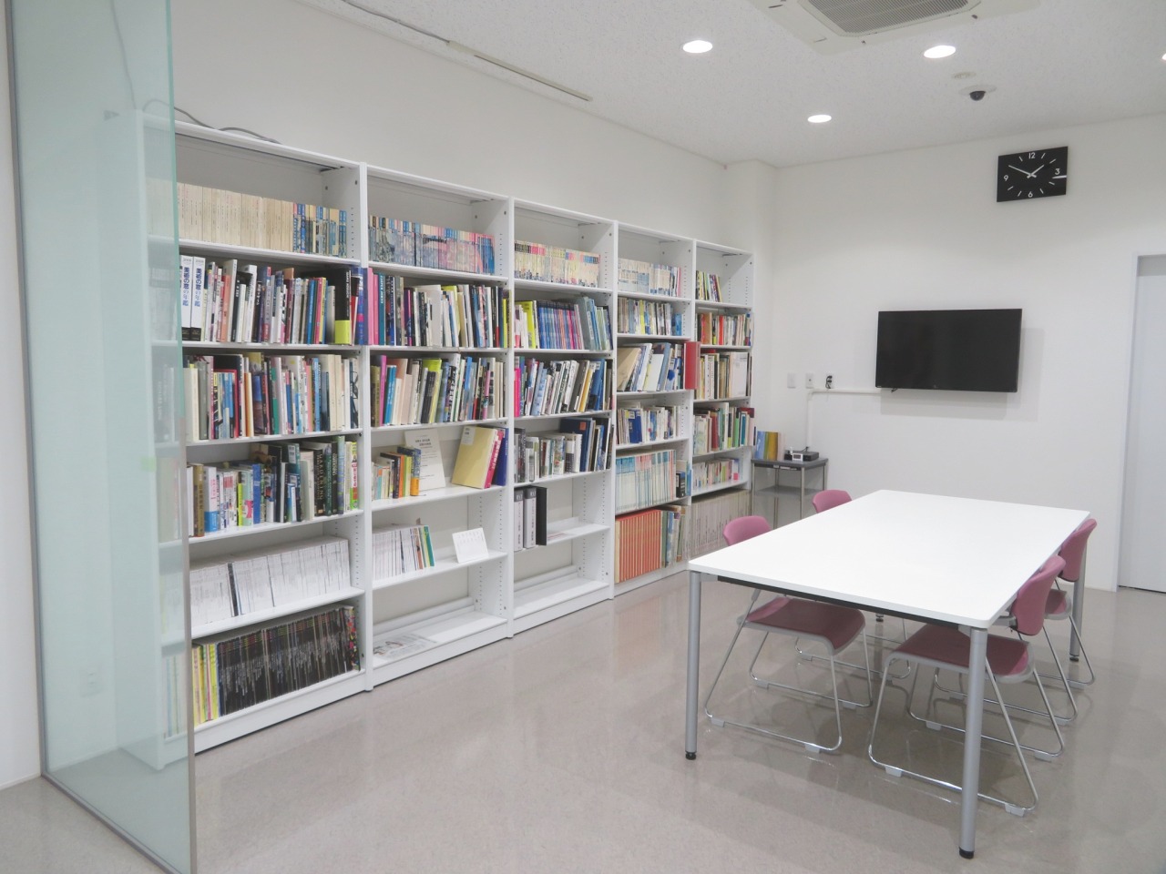 様々な美術関連資料の揃う図書・情報コーナー