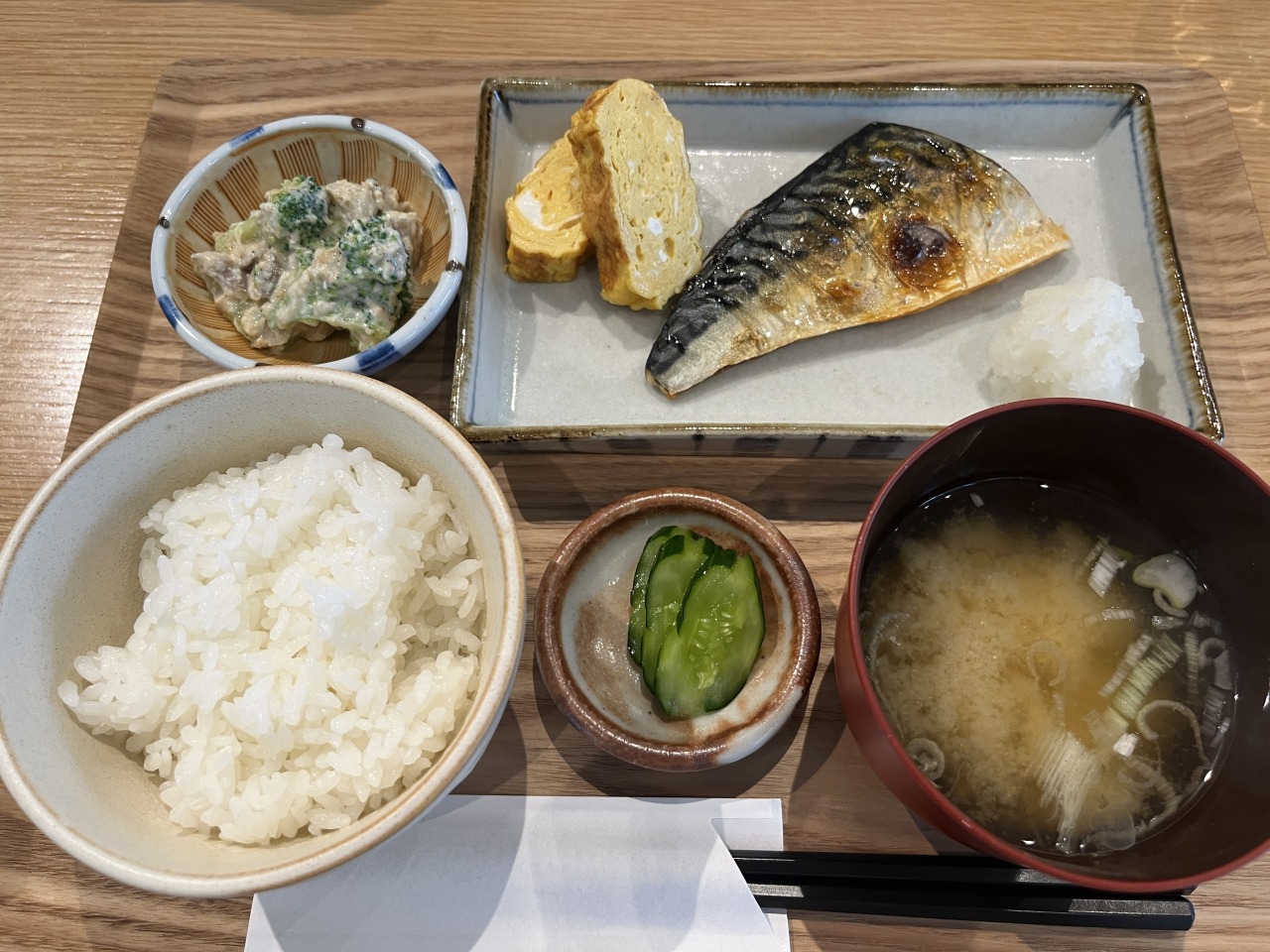 朝食:焼塩サバ定食