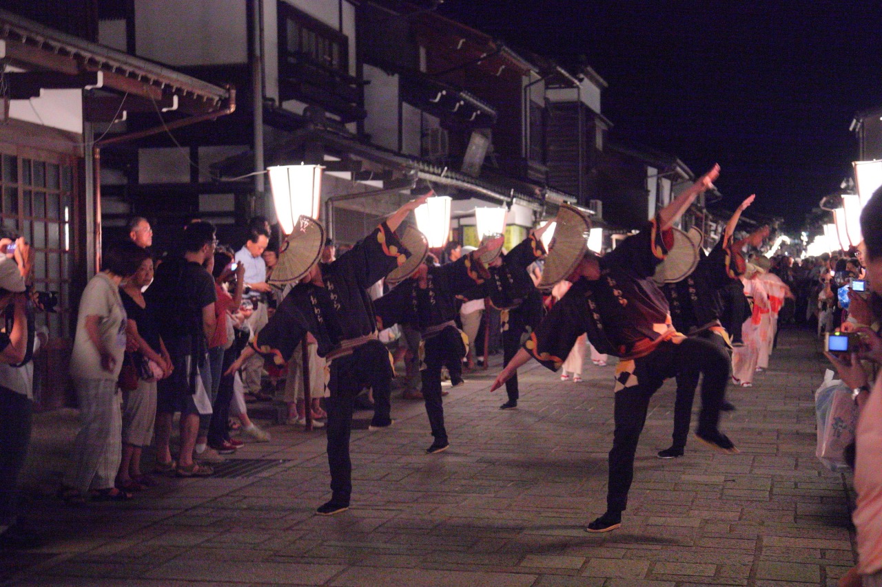 ダイナミックな男踊り