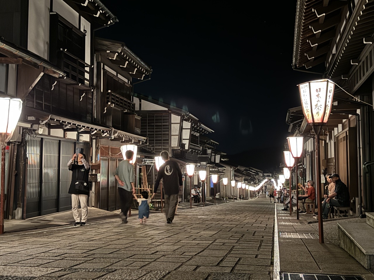 夜流しを待つ諏訪町本通り(深夜)