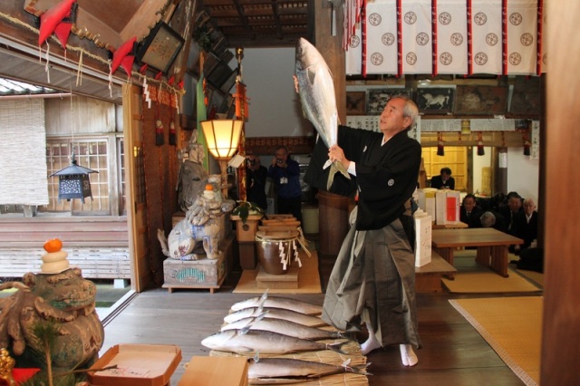 加茂神社「鰤分け神事」