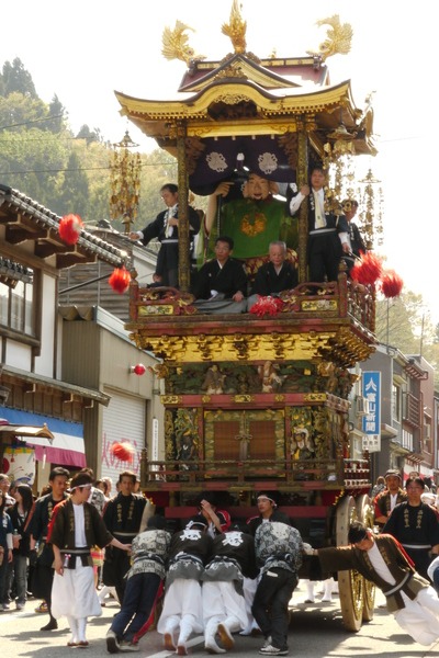 豪華絢爛な曳山が坂の町を進む