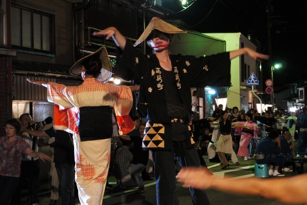 毎晩1町内が町流しと輪踊りを行います