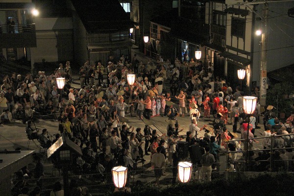 輪踊りに大勢が集います