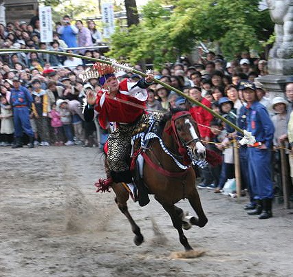 観客も息を呑む流鏑馬式
