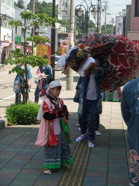 街中を舞い踊ります