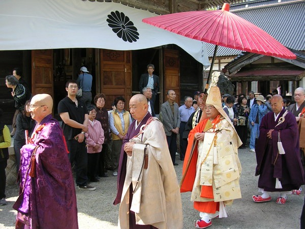 開山堂に向かう僧侶