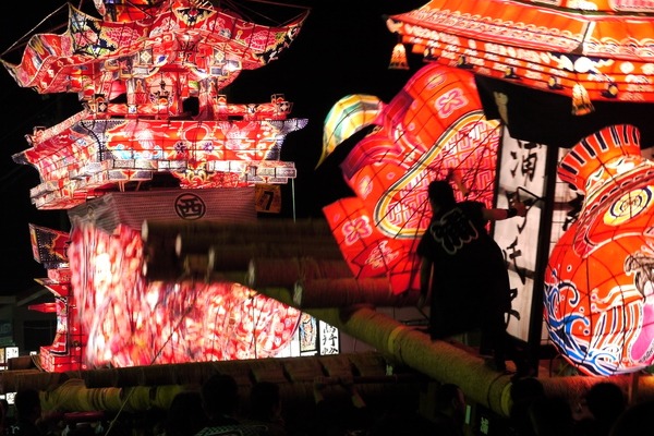 「喧嘩夜高祭」と呼ばれる激しいぶつかり合い