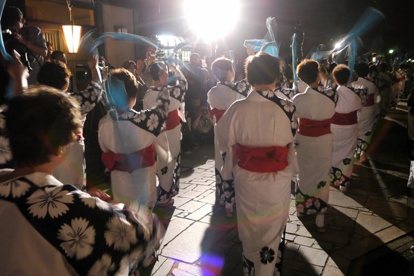 女踊りの町流し