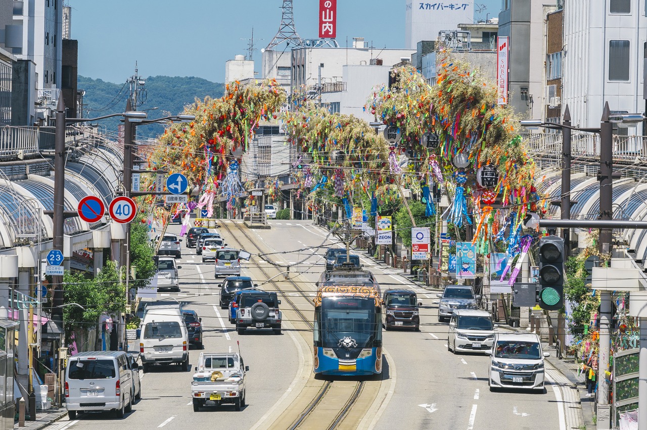 七夕のアーチをくぐる路面電車