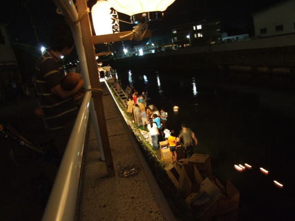 たくさんの人々が灯籠を流します