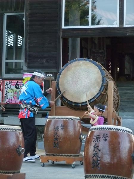 懸命に太鼓を打つ子ども