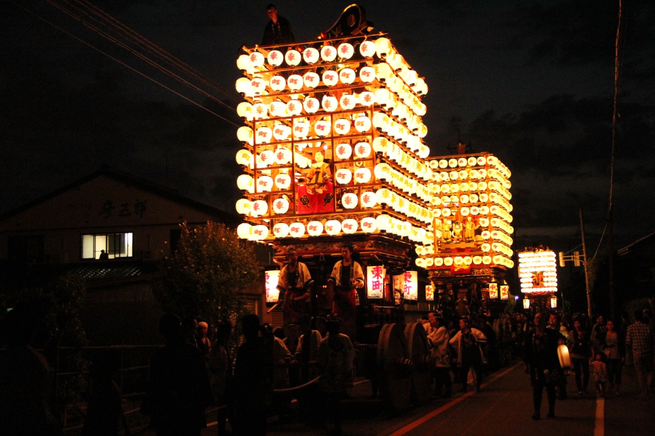 3基が並んで巡行する様（提灯山）