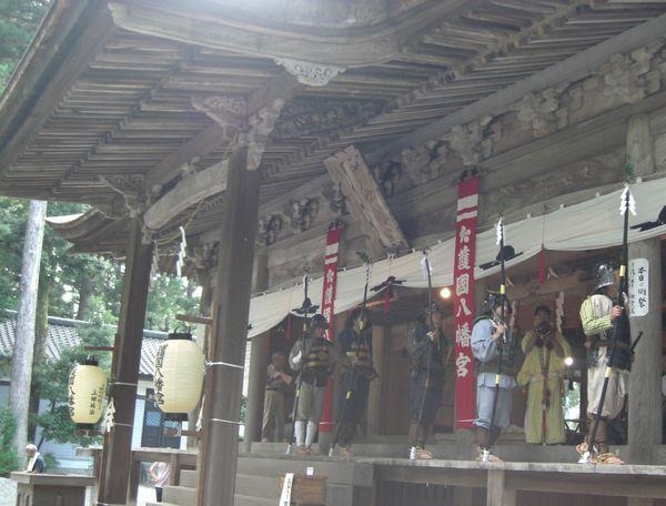 弓矢刀剣を身にまとう武者たち