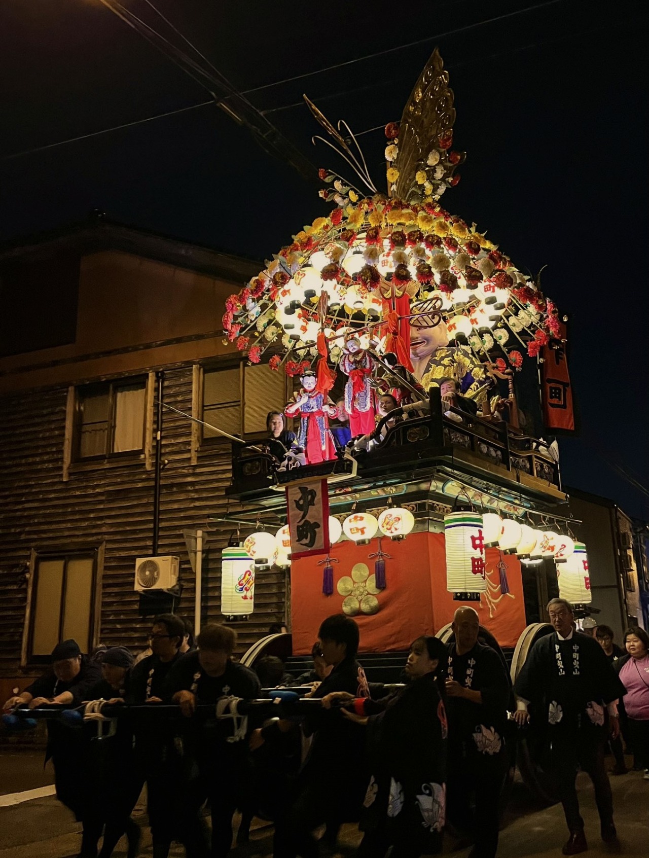 夜は幻想的な提灯山