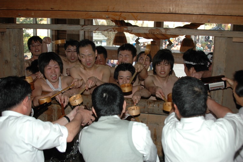 先を争って神酒を受ける奇祭