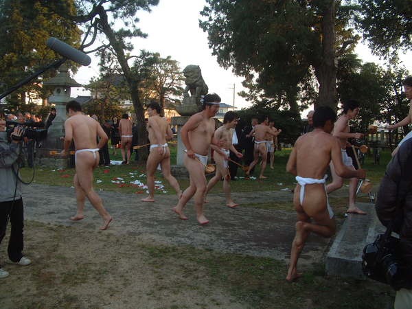 ふんどし一本の厄男たち