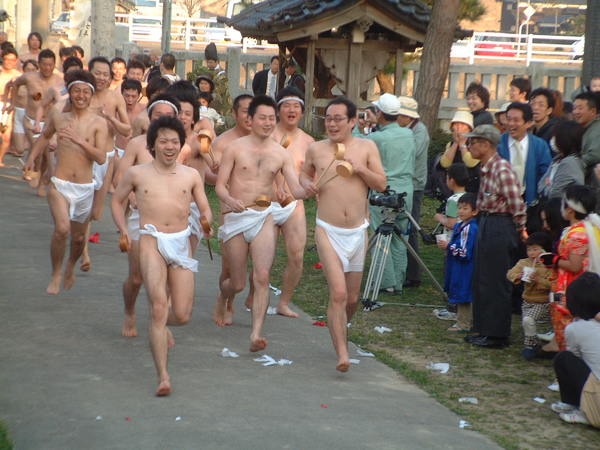 裸足で走る厄男たち