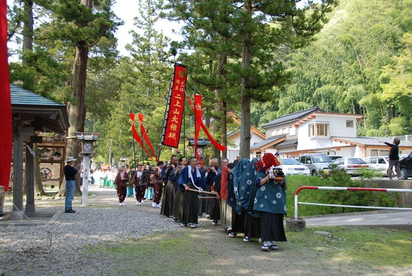 舟形神輿を呼び込む