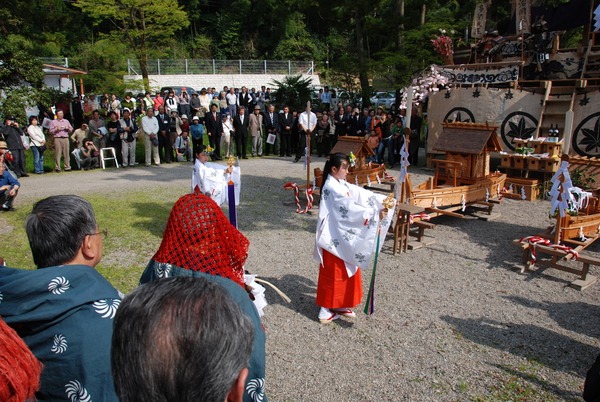 祭壇に神を迎え、祈願