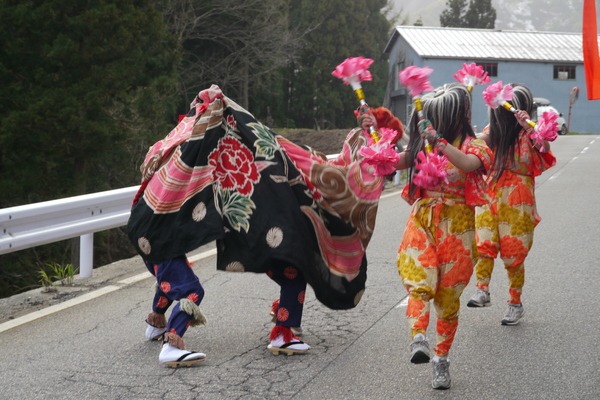 踊り手は練習を積んだ子どもたち
