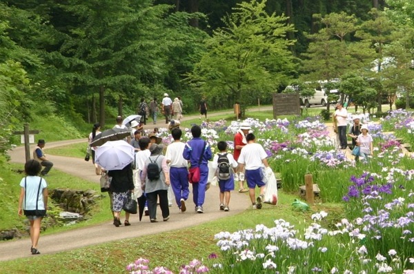 園内は多くの人で賑わいます