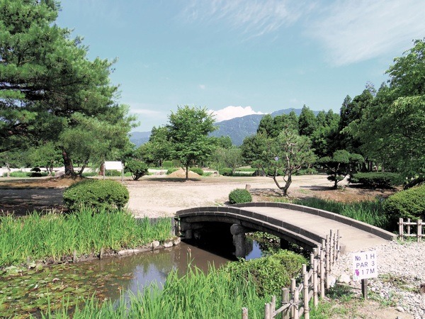 水路がめぐる美しい公園です