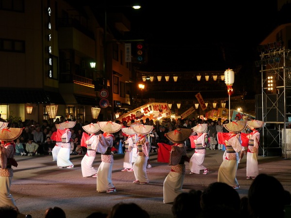 町のあちこちで楽しめるパフォーマンス