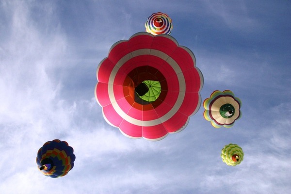 空を彩るカラフルなバルーン