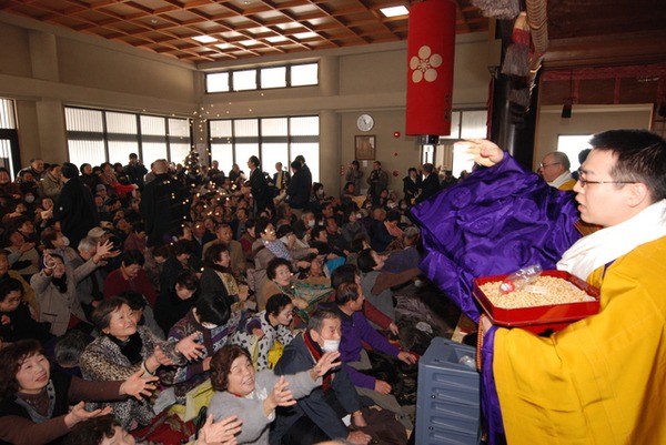 毎年多くの人で賑わう安居寺節分会