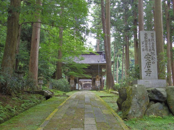 静かで趣きある安居寺の山門