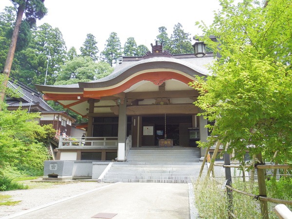 豆まきは本堂の中で行われます
