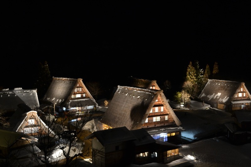 雪化粧が美しい合掌造り集落