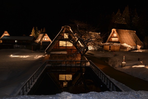 雪あかりがほんのりと集落を照らします