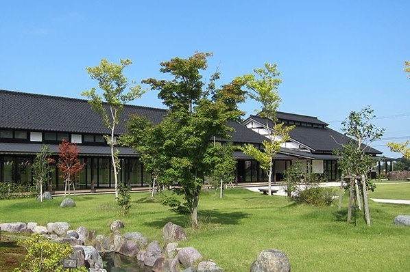 建物は青空と緑に映える和風建築