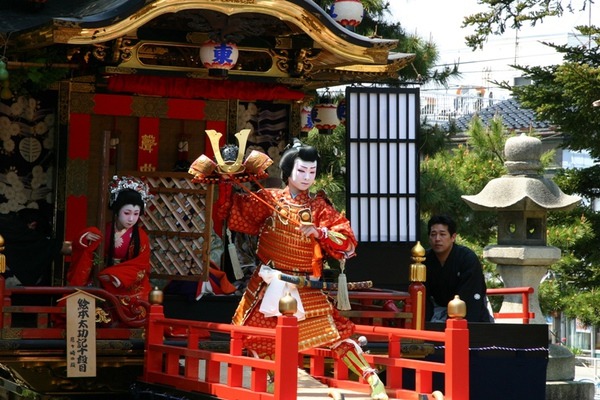 曳山の舞台での見事な演舞