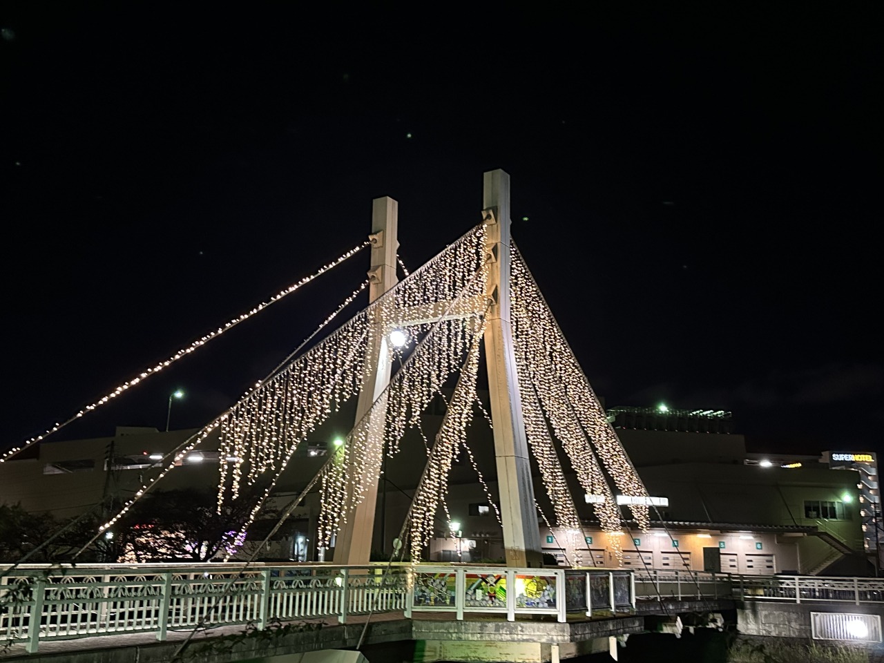 光のシャワーが降り注ぐ花見橋