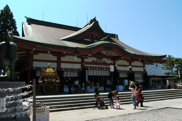 どっしりと美しい日枝神社拝殿