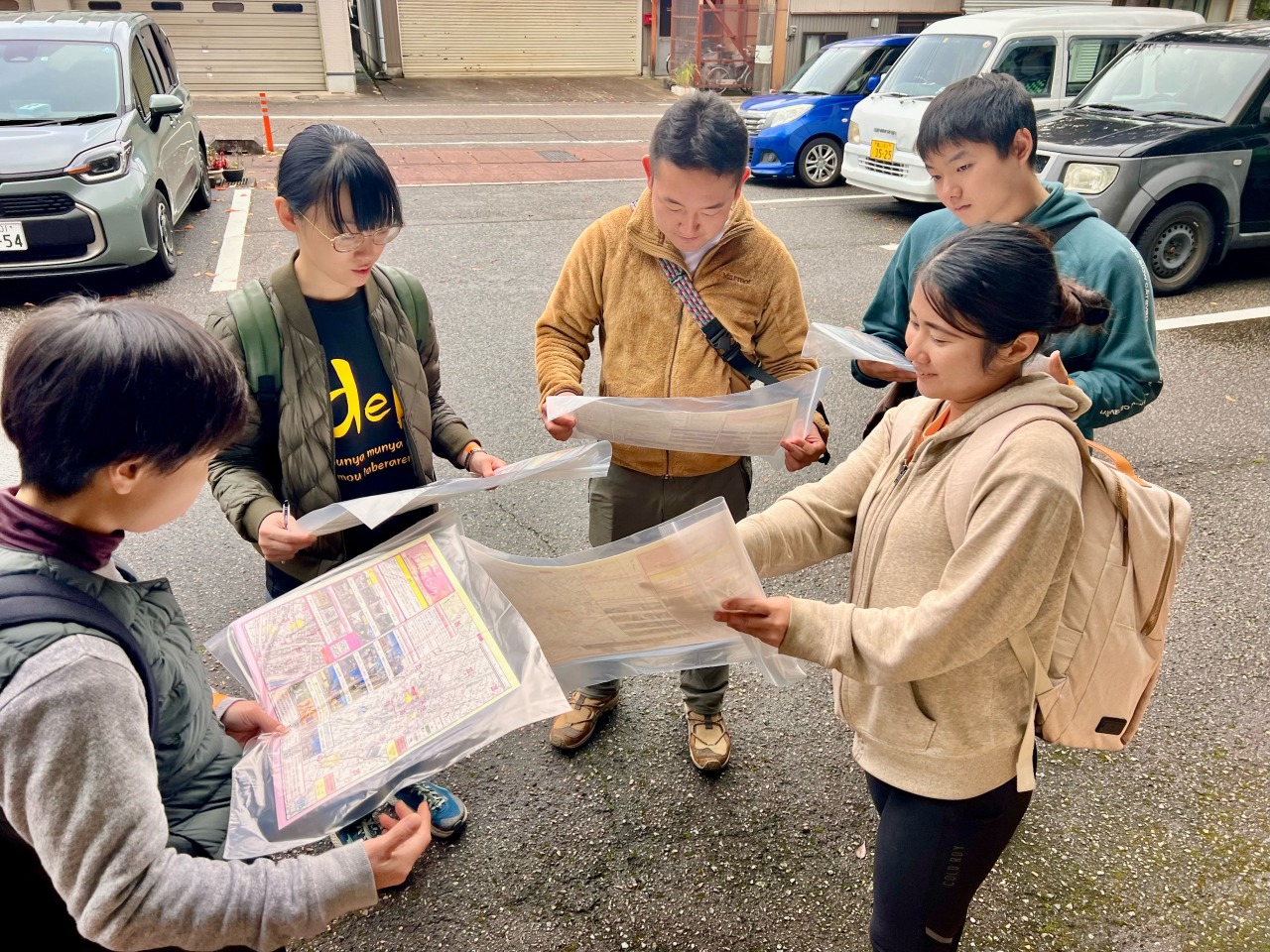 ①受付で地図をもらって作戦タイム