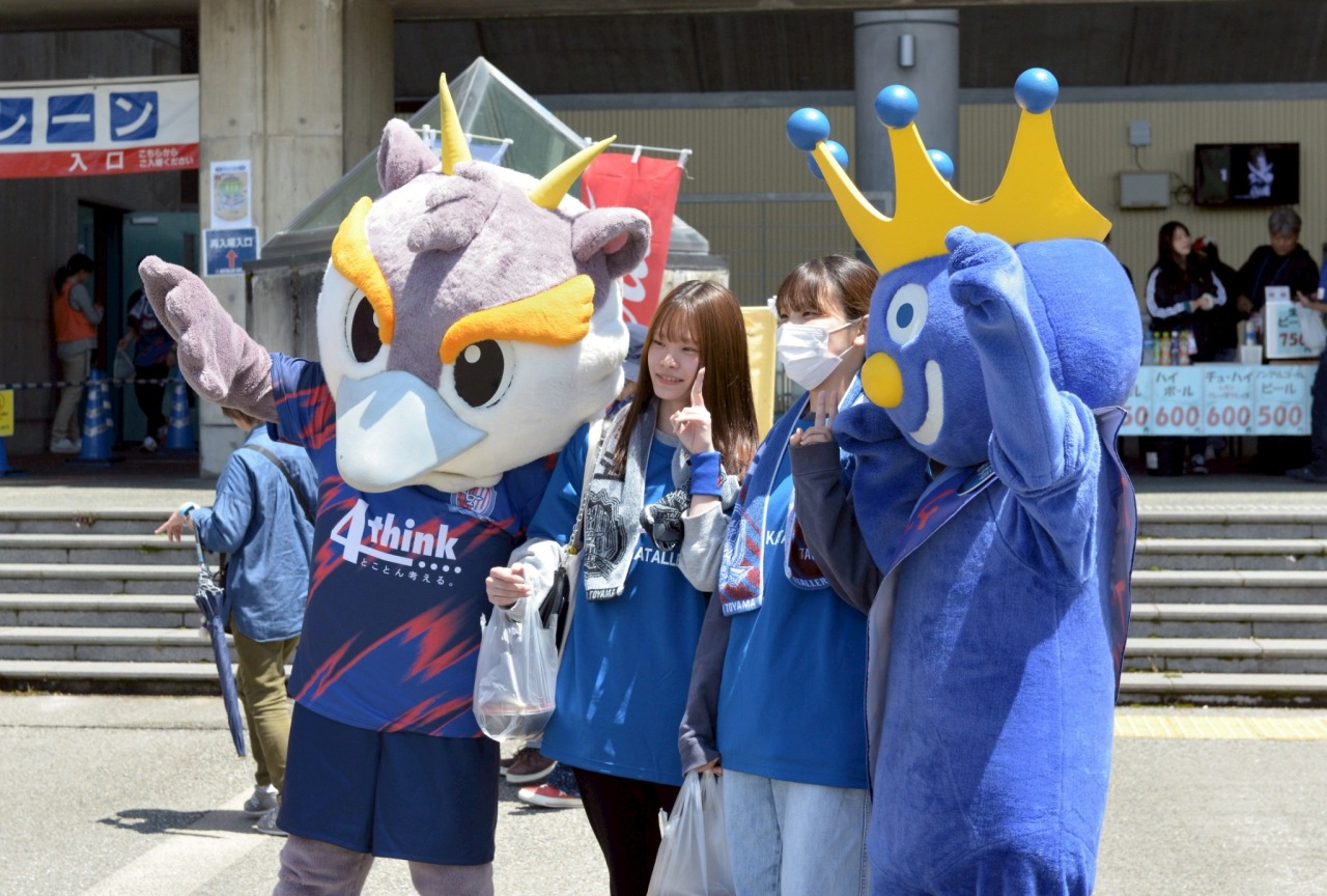 カターレ富山のマスコット ライカくん、射水市イメージキャラクター ムズムズくんが応援！