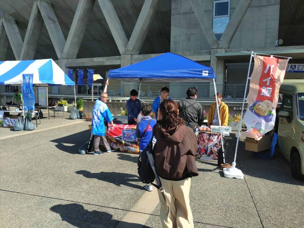 魚津市の日で「バイ飯」をＰＲ