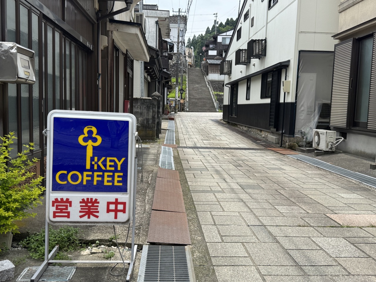 風の盆でお馴染みのおたや階段スグ